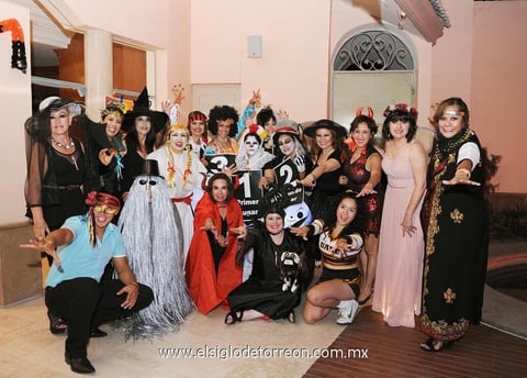 08112014 SE DISFRAZAN.  Divertida velada disfrutaron asistentes a una fiesta de Halloween.