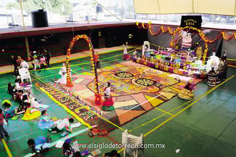 09112014 ELABORAN ALTAR.  Alumnos y maestros de reconocido plantel educativo de la región elaboraron un original altar de muertos.