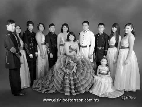 09112014 Evelyn Jaqueline García de la Cruz, recibió una inolvidable celebración de XV años el pasado 25 de octubre de 2014.  En la fotografía, la acompañan sus damas de honor: Wendoline de la Cruz, Nelly Valenzuela, Montserrat Escajeda, Evelyn Ramírez, Lluvia Rodríguez, Alejandra Nava y la pequeña Hiromi Sarahí de la Cruz; y sus cadetes, Antonio de la Cruz, Enrique de la Cruz, Ángel Medina, Luis Flores, Abinadí Ortiz, Enrique Campos y chambelán de oro, Víctor Parga.- Studio Fassio