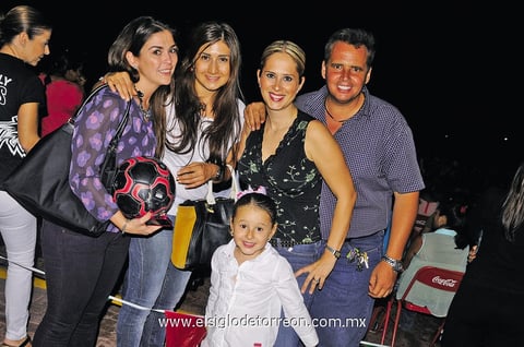 09112014 APOYAN.  Aída, Laura, Lulú, Manuel y Pau.