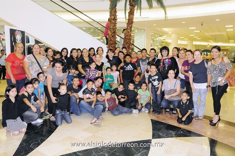 09112014 PRESENTES EN EXPO.  Alumnos de Ale de la Peña, con sus mamás, en la inauguración de la exposición '¡Asústame panteón!'.