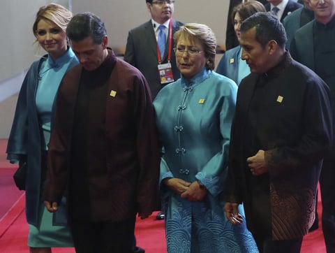 Peña nieto habría reducido "a su mínima expresión" su presencia en las reuniones de APEC y G20 para poder atender la evolución "de los lamentables hechos en Iguala".
