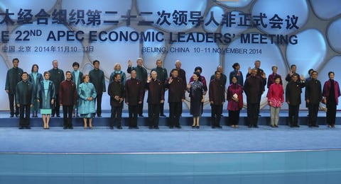 En foto grupal de APEC mandatarios portan vestimenta típica.