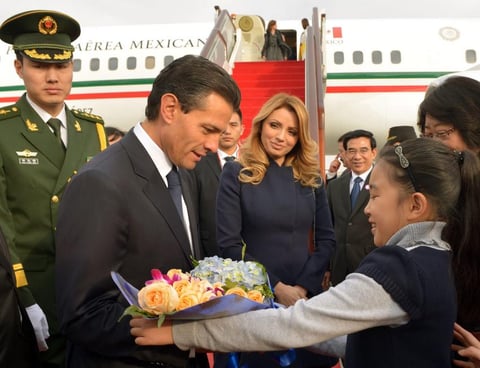 Además, como parte de la ceremonia de bienvenida, el mandatario federal recibió un obsequio de parte de una niña.