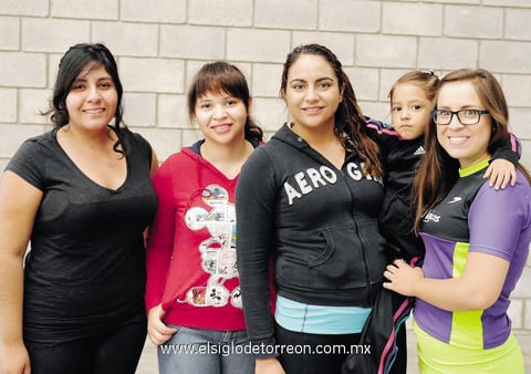 11112014 POSAN PARA LA FOTO.  Liliana, Lorena, Neydy, Liliana y Denisse.