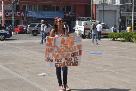 Algunos estudiantes se arroparon con frases revolucionarias para exigir justicia.