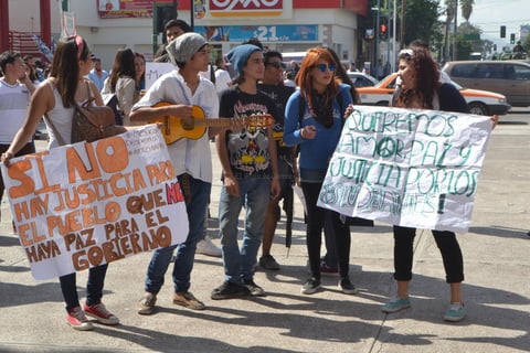 Con cartelones e incluso algunos instrumentos musicales hicieron sentir su rechazo a la violencia.