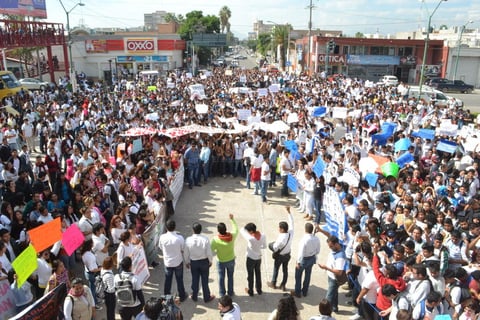 "No quiero ser el 44", "¿Y si tu hijo fuera el 44?, fueron algunas de las consignas que manifestaron los jóvenes.