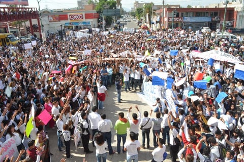 Los manifestantes forman parte de las Federaciones Estudiantiles que comprenden al Estado de Durango.