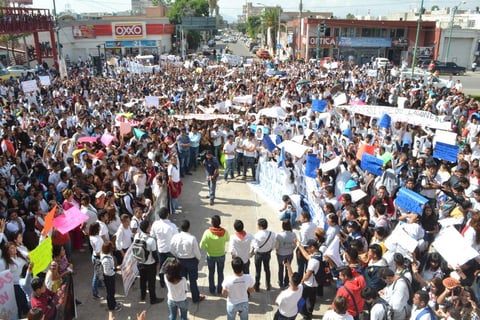 Poco más de 4 mil estudiantes marcharon pidiendo justicia en el caso de los normalistas desaparecidos de Ayotzinapa.