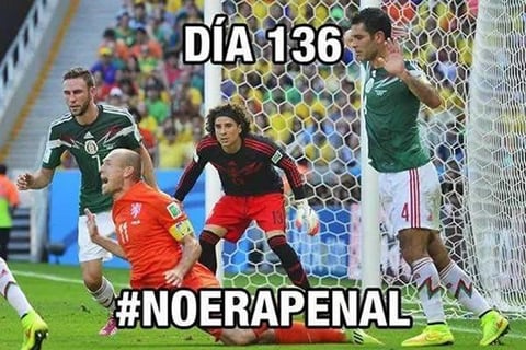 Hace ya varios ayeres, México sufrió una dolorosa derrota en los octavos de final de la Copa del Mundo Brasil 2014, propiciada por un penal inexistente supuestamente cometido a Arjen Robben. A 136 días del incidente, nuestro país no olvida: #NoEraPenal