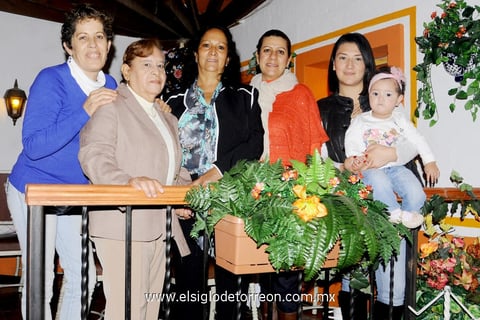 13112014 CELEBRA SU CUMPLEAñOS.  Susana Arévalo de García la pasó de lo mejor en el festejo de su cumpleaños acompañada de sus amigas del club: Laura de Gil, Rosario Betancourt, Rosa Villasana, su hija Alejandra García Arévalo y su nieta Valentina Zoé.