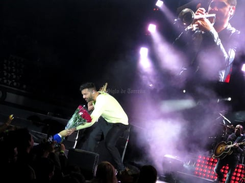 Una lagunera pudo entregarle a Ricky un tamo de rosas.