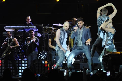 Ricky siguió con Shake Your Bom Bom con una explosiva coreografía con sus bailarines.