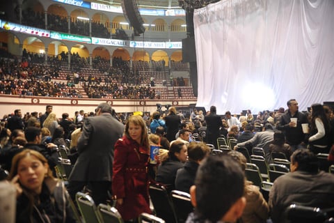 Las puertas del Coliseo se abrieron a las 19:30 horas. Poco a poco llegaron los seguidores de Ricky, quienes aprovecharon el frente frío que aqueja a la ciudad para lucir chamarras, abrigos y demás.