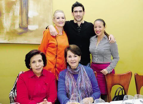 Loleli Canto, Carlos Finck, Georgina Finck, Yeye Romo y Tere Rojas.