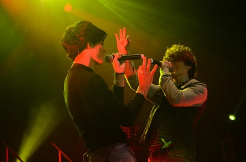 Para cantar Aprenderé a vivir los CD9 pidieron que sus fans iluminaran el Coliseo con sus celulares.