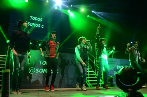 Con atuendos coloridos y altos peinados Alonso, Jos, Freddy, Alan y Bryan agradecieron a sus "coders" el apoyo que les han brindado.