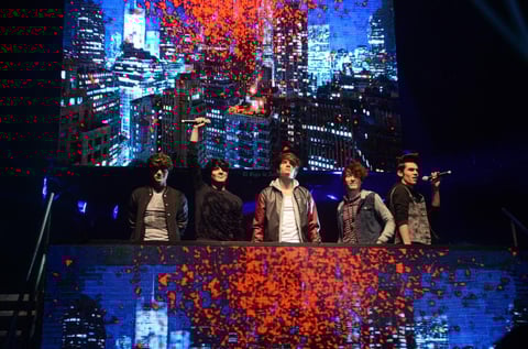Después, los artistas irrumpieron en el escenario a las 9:30 de la noche. Gritos como "¡CD9, CD9!" aturdieron el Coliseo. Algunas mujeres lucieron playeras y gorras de la agrupación que recién logró un "disco de oro".