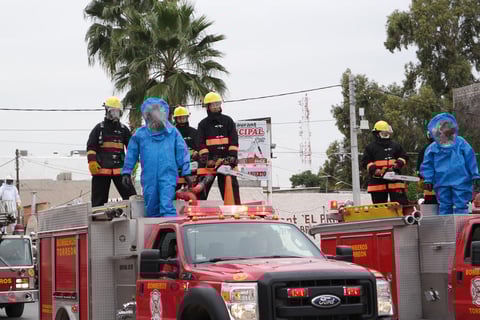 Los bomberos mostraron los distintos uniformes y equipo con que cuentan para el tipo de emergencia.