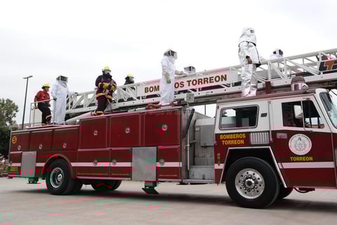 El cuerpo de bomberos no podía faltar en el desfile.