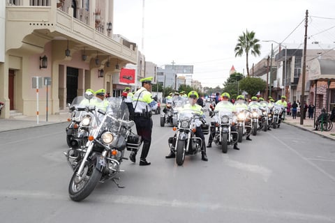 Elementos de Tránsito y Vialidad desfilaron en sus motocicletas.