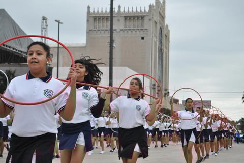 Juan Manuel Ríos, coordinador de enlace educativo en Torreón, comentó que participaron 65 contingentes, para superar en total los 10 mil 300 participantes entre instituciones educativas y de gobierno, así como clubes deportivos.