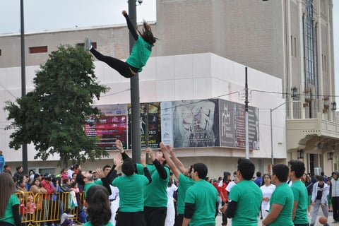 Se realizaron demostraciones de gimnasia furante el recorrido.