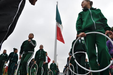 Los participantes recorrieron una distancia de 3.7 kilómetros. Inició en la Alameda Zaragoza, por la calle Matamoros, pasó por la Plaza Mayor, donde les esperaban las autoridades, hasta la Valdés Carrillo, de aquí regresó por la Juárez y concluyó en la Treviño, donde se dispersaban los contingentes.