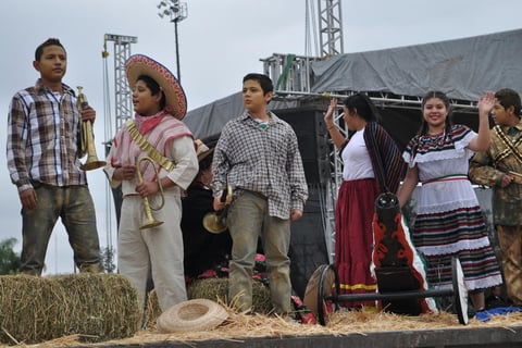 Carros alegóricos con revolucionarios fueron de los elementos que más llamaron la atención del desfile.