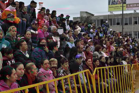 A pesar de las bajas temperaturas que se registraron, hubo cientos de asistentes desde temprano.