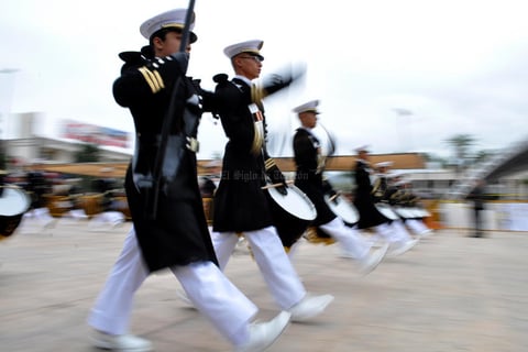 El frío no fue obstáculo para que cientos de laguneros salieran desde temprano a presenciar el desfile por el 104 aniversario de la Revolución Mexicana, donde participaron más de 10 mil 300 jóvenes, niños y adultos mayores.