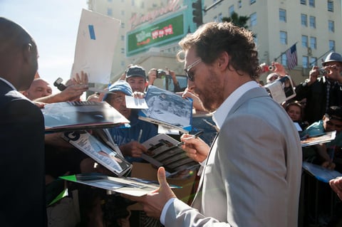 Matthew McConaughey se tomó el tiempo para repartir autógrafos y fotografías con sus fanáticos.