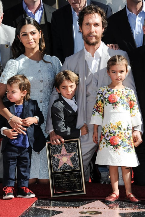 Matthew posó orgulloso junto a su estrella al lado de su esposa e hijos.
