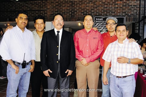 18112014 EN UNA EXPO DE ILUSTRACIONES.  Norberto Valles, Carlos Guerrero, Andrés Rosales, Luis Reza, Julio César Félix y Carlos Saucedo.