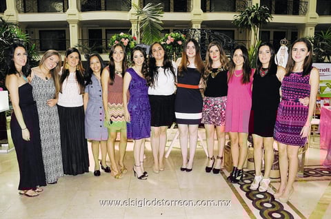 18112014 CERCA DEL ALTAR.  Karla Mitre Núñez con sus amigas en su despedida de soltera.