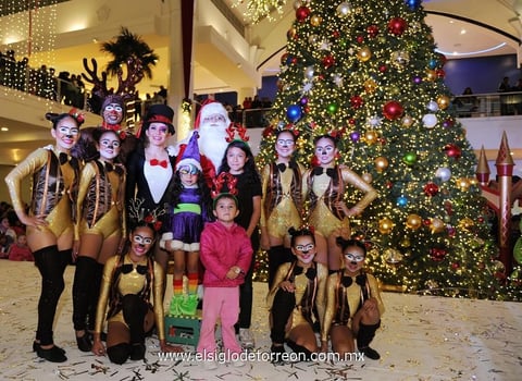 15112014 Acompañan a Santa Claus.