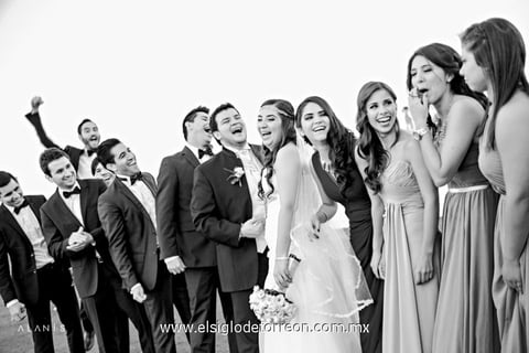 16112014 Mariana Elizabeth Bello Medina y Ricardo Carlos Alvarado Orozco lucieron muy felices junto a sus amigos.- Alanís Fotografía