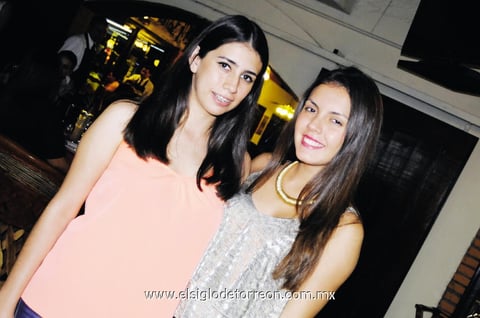 15112014 EN FIESTA DE ANIVERSARIO.  Mariela y Sofía.