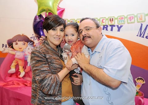 16112014 CUMPLE TRES AñOS.  Grace Ramírez Vega con sus papás, María Inés Vega y Miguel Ramírez.