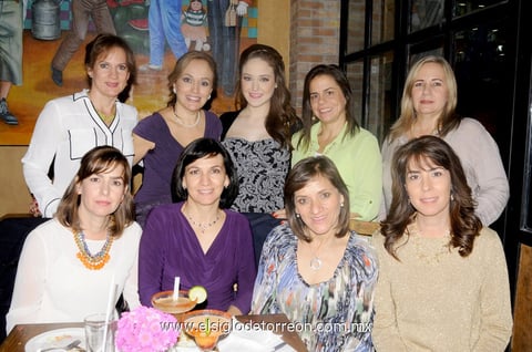 20112014 FIESTA DE CANASTILLA.  Beatriz Garza acompañada de sus tías.
