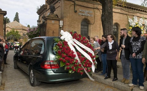 El coche fúnebre con los restos mortales de la duquesa de Alba se trasladó finalmente al cementerio de San Fernando de Sevilla, para que parte de sus cenizas sean depositadas en la iglesia del Cristo de los Gitanos y el resto en el panteón familiar de Loeches.