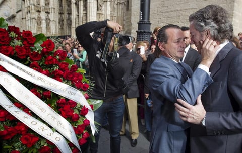 El viudo de la duquesa de Alba, Alfonso Díez, recibió abrazos de pésame sin poder ocultar su evidente tristeza.