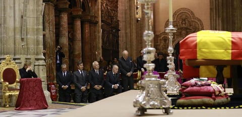 La infanta Elena, hermana de Felipe VI, representó al rey de España en la ceremonia, mientras que el ministro de Defensa, Pedro Morenés, estuvo presente en nombre del Gobierno español, junto a autoridades locales.