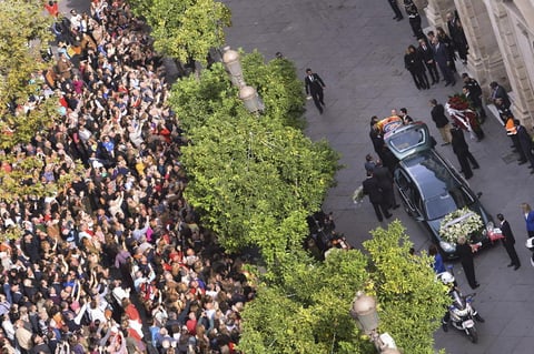 Posteriormente, miles también se congregaron para acompañar al cuerpo de la Duquesa en su camino hasta la catedral.