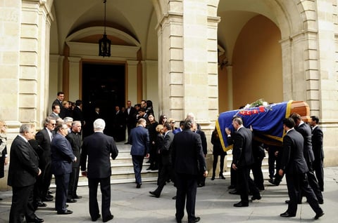 El féretro con los restos mortales de la XVIII duquesa de Alba, Cayetana Fitz-James Stuart y de Silva, tuvieron como primer destino al ayuntamiento hispalense.
