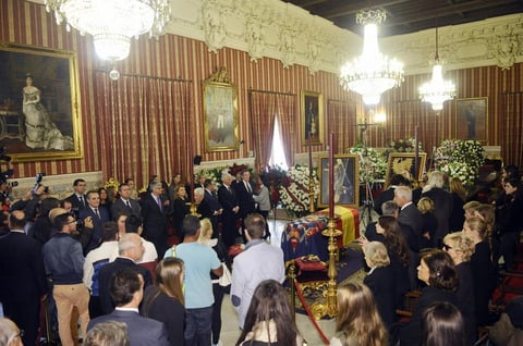 La duquesa de Alba, la aristócrata con más títulos nobiliarios del mundo y fallecida a los 88 años, fue despedida en Sevilla con un aplauso popular y una misa.