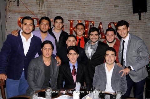 21112014 CUMPLIó AñOS.  Hugoalexis celebró su cumple en compañía de sus amigos.