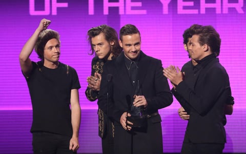 Las directioners no sólo colocaron a los integrantes de la boy band como los favoritos, sino que los hicieron llevarse el premio Artista del Año, gracias a su último disco Midnight Memories.