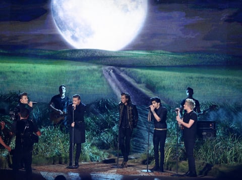 One Direction también cautivó a sus fans con su música durante la ceremonia.